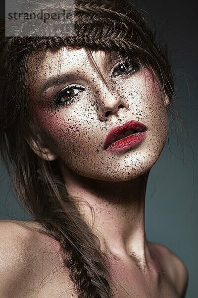 Schöne fremde Mädchen mit kreativen Kunst Make-up. Schönes Gesicht. Foto im Studio aufgenommen