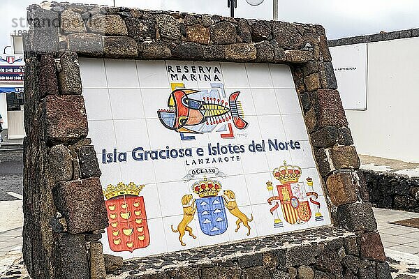 Schild Isla Graciosa e Islotes del Norte mit Informationen über das Meeresnaturschutzgebiet mit der Insel Graciosa und den kleinen nördlichen Inseln bei Lanzarote  Kanarische Inseln  Spanien  Europa