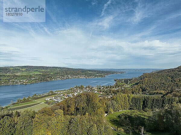 Blick vom thurgauischen Seerückenhang  hinab zur Ortschaft Mammern  am westlichen Bodensee  am Horizont die deutsche Halbinsel Höri  Kanton Thurgau  Schweiz  Europa