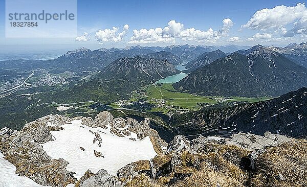 Ausblick vom Thaneller auf den Plansee und östliche Lechtaler Alpen  Tirol  Österreich  Europa