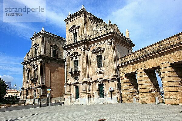 In der Altstadt von Palermo  das historische Tor Porta Felice am Hafen  Sizilien  Italien  Europa