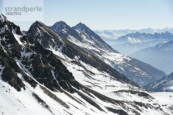 Gipfel und Berge im Winter  Sellraintal  Stubaier Alpen  Kühtai  Tirol  Österreich  Europa