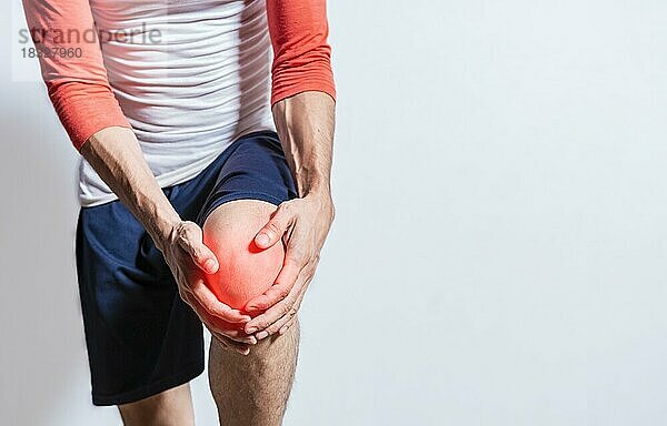 Osteoarthritis im Knie medizinisches Problem. Unbekannte Person mit Knieschmerzen  Person mit Knieschmerzen isoliert. Mann mit Muskelschmerzen im Knie. Menschen mit Osteoarthritis und Knieschmerzen isoliert