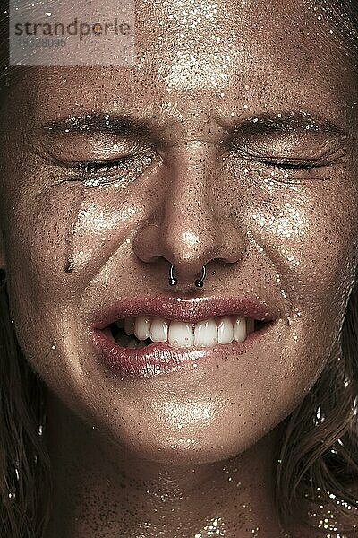 Porträt eines Mädchens mit Emotionen im Gesicht. Foto im Studio aufgenommen