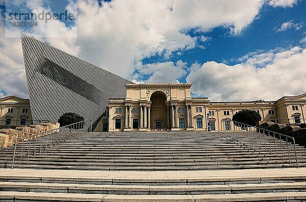 Militärhistorisches Museum der Bundeswehr  Arsenalhauptgebäude mit Keil  Architekt Daniel Libeskind  Dresden  Sachsen  Deutschland  Europa