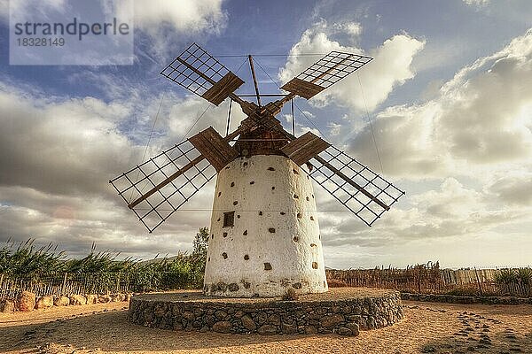 Molino de el Roque  Windmühle  restauriert  frontal von vorne  Superweitwinkel  blauer Himmel  weiße Wolken  Fuerteventura  Kanarische Inseln  Spanien  Europa