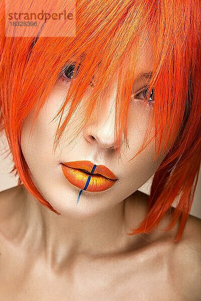 Schönes Mädchen in einem orangefarbenen Perücke Cosplay-Stil mit hellen kreativen Lippen. Kunst Schönheit Bild. Porträtaufnahme im Studio