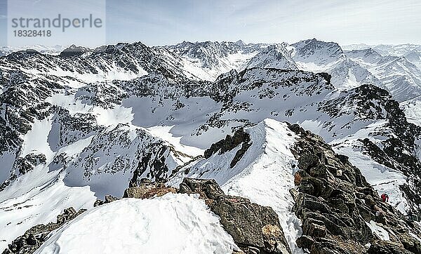 Gipfelgrat des Sulzkogel  Ausblick auf schneebedecktes Bergpanorama  hinten Gipfel Zwieselbacher Rosskogel und Vordere Sonnenwand  Kühtai  Stubaier Alpen  Tirol  Österreich  Europa