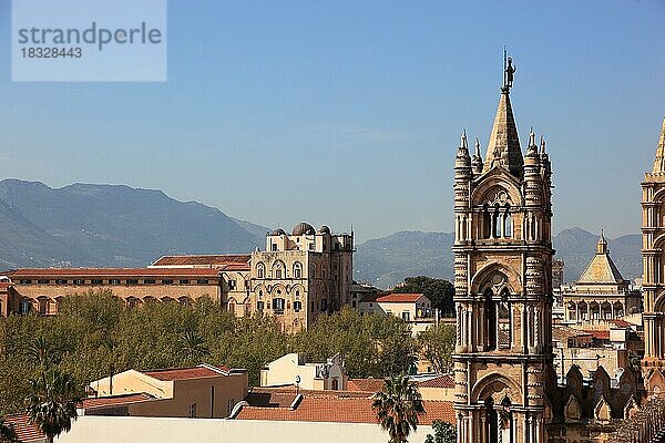 Stadt Palermo  Blick vom Dach der Kathedrale Maria Santissima Assunta auf den Normannpalast  links  Turm der Kathedrale und das Porta Nuova  UNESCO Weltkulturerbe  Sizilien  Italien  Europa