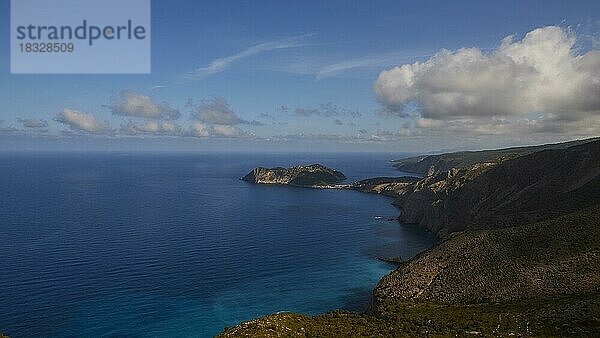 Dorf  Festung  Assos  hügelige grüne Küstenlandschaft  blauer Himmel mit weißen Wolken  Westküste  Insel Kefalonia  Ionische Inseln  Griechenland  Europa