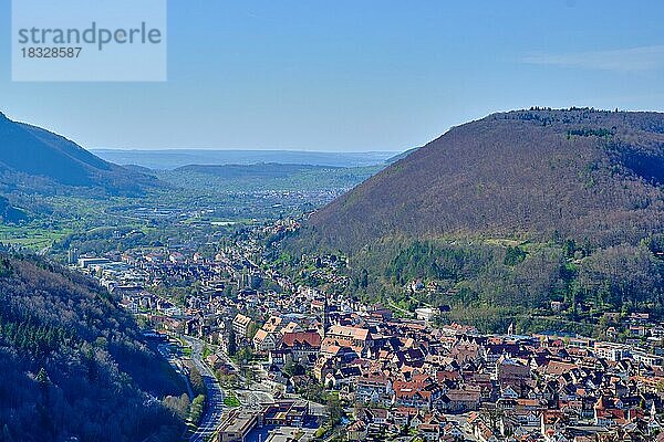 Blick vom Michelskäppele über Bad Urach  Schwäbische Alb  Baden-Württemberg  Deutschland  Europa