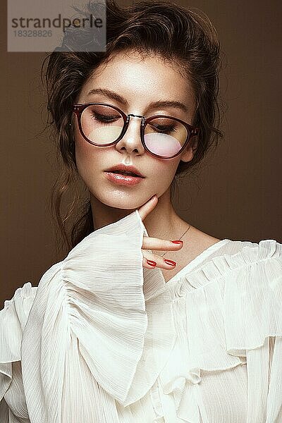 Schönes Mädchen in stilvoller Kleidung mit Brille für Vision. Schönes Gesicht. Foto im Studio aufgenommen