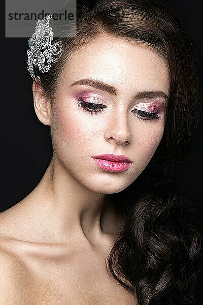 Schönes Mädchen mit perfekter Haut  rosa Lippen und Locken. Bild im Studio auf einem schwarzen Hintergrund aufgenommen. Schönheit Gesicht