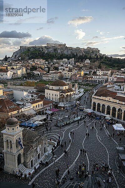 Ausblick über die Altstadt von Athen  mit Kirche Panagia Pantanassa  Tzisdarakis Moschee und Akropolis  Monastiraki-Platz  im Abendlicht  Athen  Attika  Griechenland  Europa