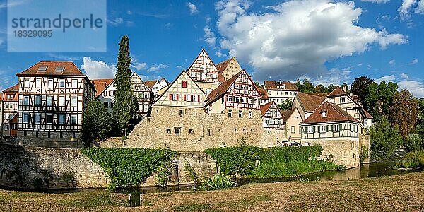 Fachwerkhäuser aus dem Mittelalter Stadt am Fluss Kocher Panorama in Schwäbisch Hall  Deutschland  Europa