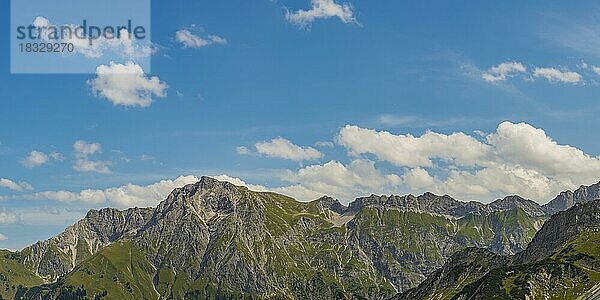 Panorama vom Falkenjoch  zum Kleiner Daumen  2197m  Großer Daumen  2280m  und Hindelanger Klettersteig  Allgäuer Alpen  Allgäu  Bayern  Deutschland  Europa