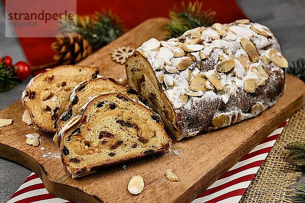 Deutscher Stollen  ein Früchtebrot mit Nüssen  Gewürzen und Trockenfrüchten mit Puderzucker  das traditionell zur Weihnachtszeit serviert wird