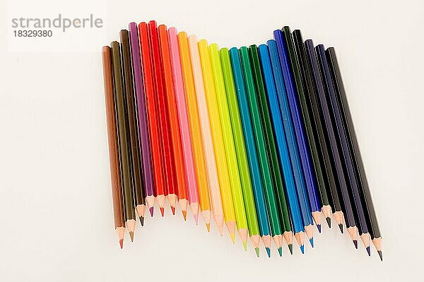 Buntstifte in verschiedenen Farben auf weißem Hintergrund