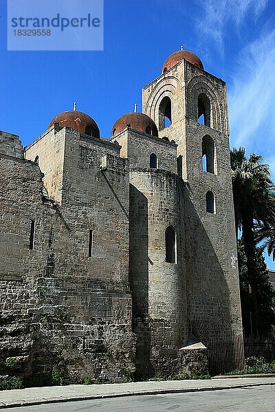 Stadt Palermo  Chiesa San Giovanni degli Eremiti ist ein normannisches Kirchengebaeude nahe dem Normannenpalast  UNESCO Weltkulturerbe  Sizilien  Italien  Europa