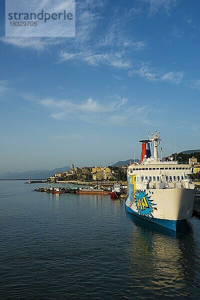 Stadtansicht mit Fährhafen  Morgenstimmung  Bastia  Korsika  Mittelmeer  Frankreich  Europa
