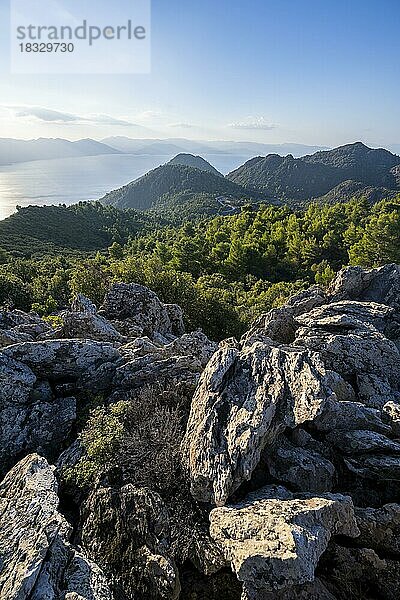 Vulkanhalbinsel Methana  Blick übers Meer und Landschaft mit Bergen und erloschen Vulkanen  Saronischer Golf  Peloponnes  Griechenland  Europa