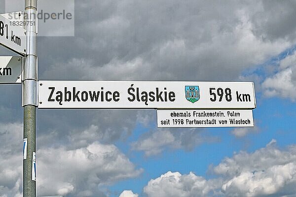 Straßenschild mit Richtung und Entfernung zur Partnerstadt Z?bkowice ?l?skie in Polen  Wiesloch  Deutschland  Europa