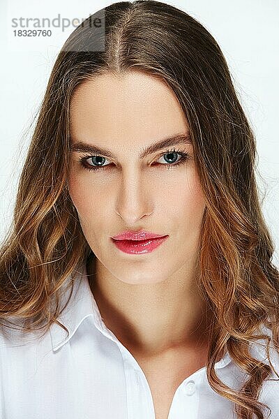 Closeup Porträt von Mode-Modell mit natürlichen Make-up  blaue Augen und rote Lippen