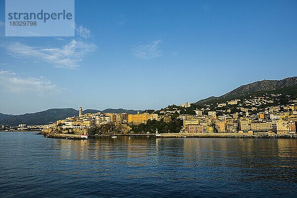 Stadtansicht mit Hafen  Morgenstimmung  Bastia  Korsika  Mittelmeer  Frankreich  Europa