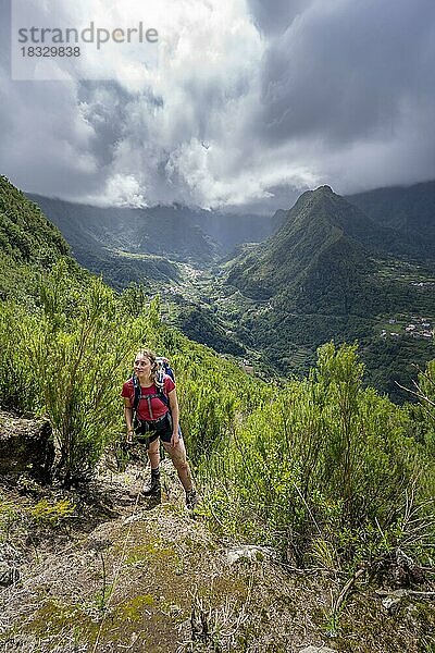 Wanderin  Grünes Bergtal  Boaventura  Madeira  Portugal  Europa