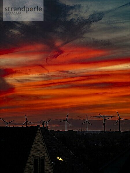 Windräder vor rotem Himmel bei Sonnenuntergang  Braunschweig  Niedersachsen  Deutschland  Europa