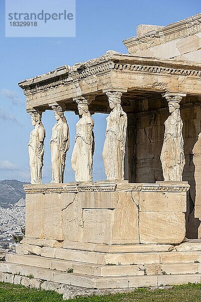 Säulenfiguren  Erechtheion Tempel mit Karyatiden  Karyatidenhalle  Akropolis  Athen  Griechenland  Europa