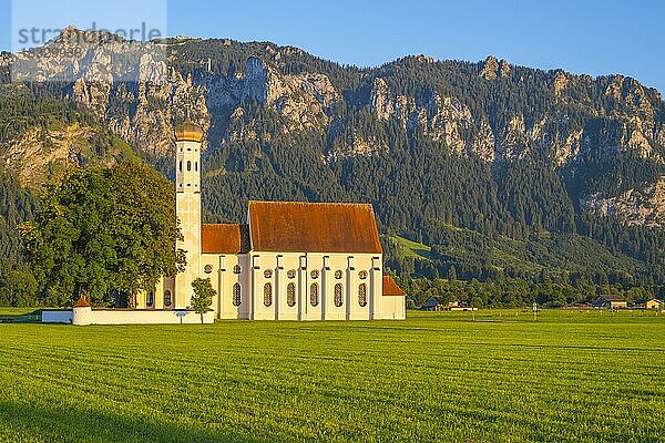 Barocke Kirche St. Coloman  dahinter das Bergmassiv Tegelberg  1881m  Schwangau  Ostallgäu  Allgäu  Schwaben  Bayern  Deutschland  Europa