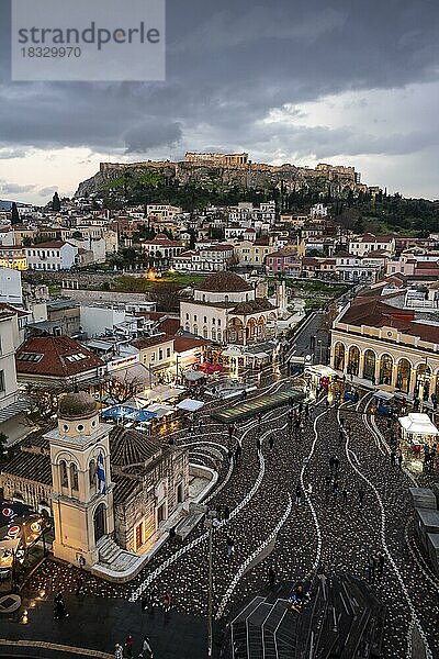 Ausblick über die Altstadt von Athen  mit Kirche Panagia Pantanassa  Tzisdarakis Moschee und Akropolis  beleuchteter Monastiraki-Platz  Athen  Attika  Griechenland  Europa