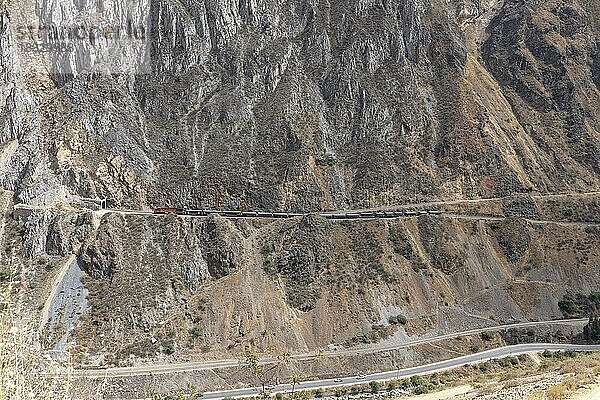 Eisenbahn im Rimac Tal  Zickzack Spur am Berghang  San Mateo  Peru  Südamerika