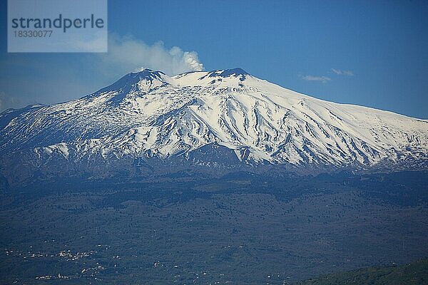 Die schneebedeckte Spitze des Vulkan Ätna  Etna  Sizilien  Italien  Europa