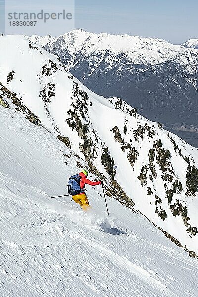 Skitourengeherin bei der Abfahrt  Gipfel und Berge im Winter  Sellraintal  Kühtai  Tirol  Österreich  Europa