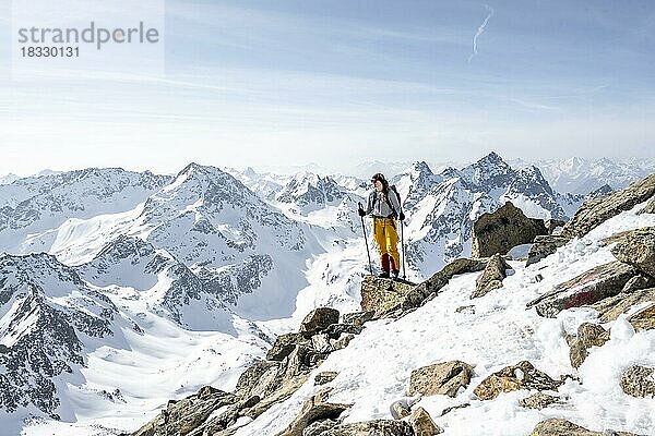 Bergsteigerin am Gipfel des Sulzkogel  Berge im Winter  Sellraintal  Kühtai  Tirol  Österreich  Europa