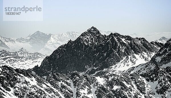 Gipfel und Berge im Winter  Sellraintal  Stubaier Alpen  Kühtai  Tirol  Österreich  Europa