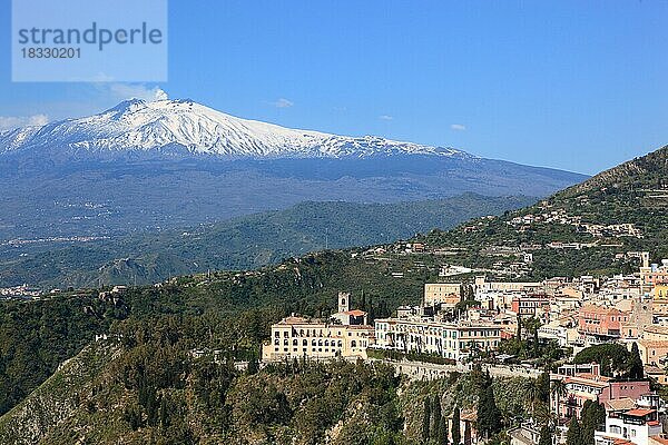 Taormina  Blick vom antiken Theater auf die Stadt und den Vulkan Ätna  Etna  Sizilien  Italien  Europa