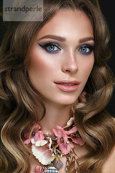 Schönes Mädchen mit hellen modischen Make-up und ungewöhnliche rosa Accessoires. Schönes Gesicht. Foto im Studio aufgenommen