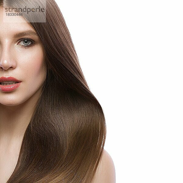Schönes braunhaariges Mädchen mit einem perfekt glatten Haar und klassischem Make-up. Schönheit Gesicht und Haar. Bild im Studio auf einem weißen Hintergrund aufgenommen
