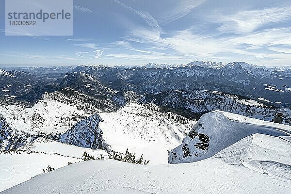 Ausblick vom Gipfel des Sonntagshorn im Winter  Skitour  hinten verschneite Gipfel des Hochgern  Bergpanorama  Chiemgauer Alpen  Bayern  Deutschland  Europa