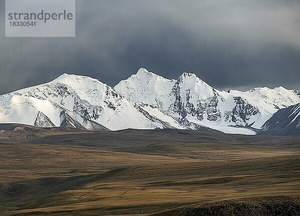 Vergletscherte und schneebedeckte Berge im Abendlicht  Tian Shan  Himmelsgebirge  dramatischer Himmel  Sary Jaz Tal  Kirgistan  Asien