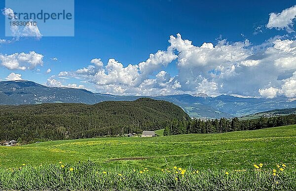 Wolken Haufenwolken (Cumulus) über Voralpenland Landschaft von Voralpen  im Vordergrund große grüne Wiese  Bayern  Deutschland  Europa