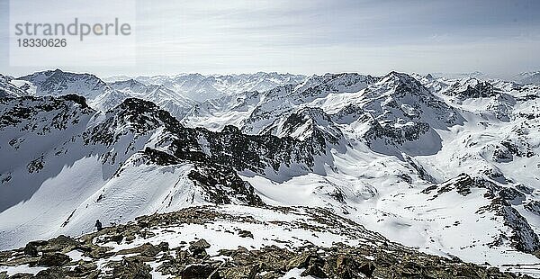 Ausblick auf schneebedecktes Bergpanorama  Ausblick vom Sulzkogel  hinten Gipfel Gamskogel und Hochreichkopf  Kühtai  Stubaier Alpen  Tirol  Österreich  Europa