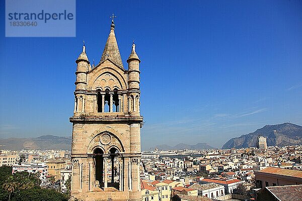Stadt Palermo  Blick vom Dach der Kathedrale Maria Santissima Assunta auf einen Turm der Kathedrale und die Stadt  UNESCO Weltkulturerbe  Sizilien  Italien  Europa