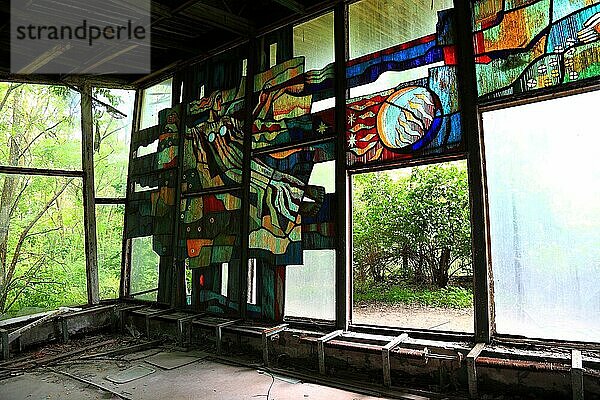 Sperrzone  Lost place  in Pripjat  nun in der unbewohnbaren 30-Kilometer-Zone um das Kraftwerk von Tschernobyl und der Arbeitersiedlung Pripjat  bunte Fenster im ehemaligen Cafe  Ukraine  Europa