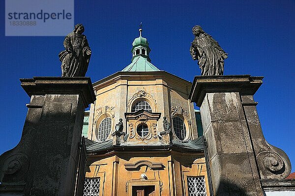 Horní Police  Oberpolitz  ist eine Gemeinde des Okres Ceska Lípa in der Region Liberec im Norden der Tschechischen Republik. Barocke Pfarr- und Wallfahrtskirche Maria Heimsuchung  erbaut von 1689-1701 durch Giulio Broggio. Politz war einst ein bekannter Wallfahrtsort  Tschechien  Europa