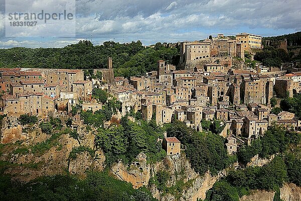 Mittelalterliche Stadt Sorano  Blick auf die Altstadt  Toskana  Italien  Europa
