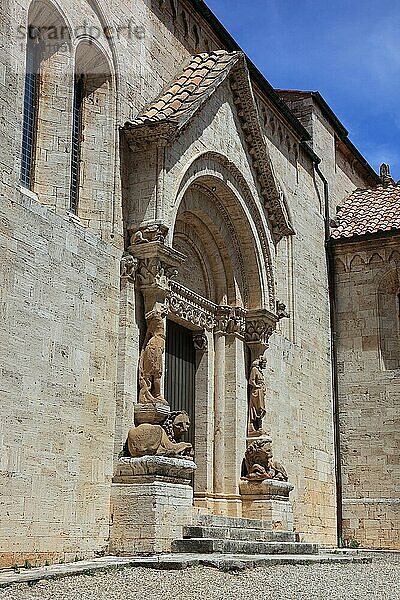 Im historischen Ort San Quirico d'Orcia  Kirche Collegiata  Portal  Toskana  Italien  Europa